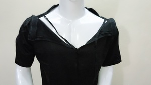 เสื้อยืดแขนสั้นผ้าฝ้ายแท้ 100% สำหรับฟื้นฟูหลังผ่าตัดไหล่ แบบลำลอง มีแถบตีนตุ๊กแกที่ทั้งสองไหล่ พร้อมโลโก้ด้านหน้า สำหรับผู้ชาย - Product Image 3