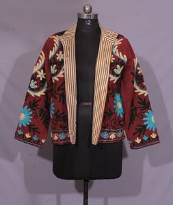 Veste en tissu TNT brodée de fleurs faite à la main – Manteau artisanal pour mariage, fête et occasions festives. - Product Image 3