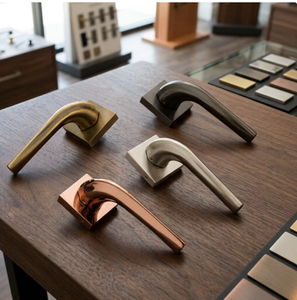 Poignée de porte élégante en laiton, finition antique SS Graphite Black CP Z Black PVD Gold Rose Gold PVD Black, fabricant de quincaillerie - Product Image 2