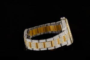 นาฬิกาข้อมือโมอิสซาไนต์แบบหรูหรา ผลิตในอินเดีย เหมาะสำหรับงานปาร์ตี้ คอนเสิร์ตดนตรี และงานของเหล่าคนดัง มีจำหน่ายแล้ว - Product Image 5