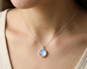 Collar con Colgante de Piedra Lunar, Cristal Natural con Destello Azul, Joyería Minimalista Boho de Lujo, Piedra Energética Curativa, Regalo para Mujer - Product Image 2