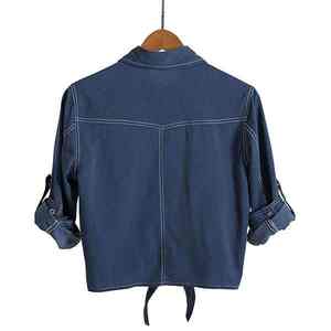 Las opciones de lavado en azul claro y oscuro brindan una amplia gama de posibilidades de estilo para las mujeres a la moda y blusas vaqueras para damas. - Product Image 2