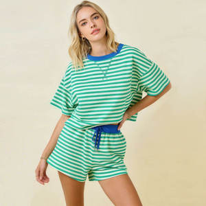 Ensemble deux pièces rayé pour femme avec logo personnalisé, T-shirt décontracté à épaules tombantes contrastant et short à taille élastiquée avec cordon de serrage – Fabricant - Product Image 2