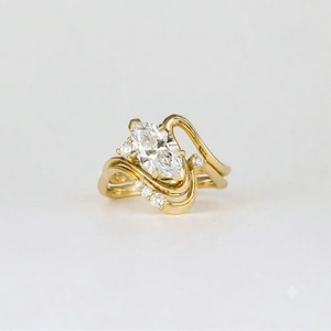 Juego de Joyería Artesanal Vintage para Novia, Anillo de Compromiso con Diamante Cultivado en Laboratorio de Corte Marquesa de 1.50 Ct E VVS y Anillo de Boda con Banda Ondulada - Product Image 4