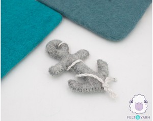 Crochet d'ancrage en feutre de laine cousu main avec motif de navire pirate et de naufrage pour enfant, équitable et fait main - Product Image 5
