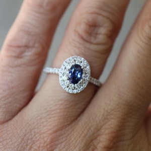 Anillo de Zafiro Azul Corte Ovalado 0.70 CT Oro Blanco 14K Anillo de Compromiso Vintage con Doble Halo Anillo de Boda de Media Eternidad Estilo Catedral - Product Image 3