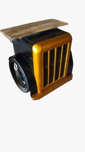 Carrito de bar estilo camión vintage/retro en negro y dorado, con un tablero de madera y una rueda decorativa. - Product Image 2