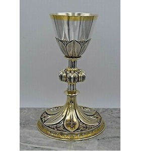 Cáliz y Ciborio Metálicos Decorativos para Iglesia, para Ceremonias Sagradas, con Diseño Elegante y Superficie Lisa - Product Image 1