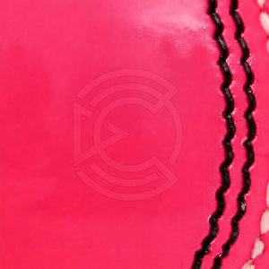 Pelota de críquet profesional que ofrece agarre de costura consistente, durabilidad superior y extendida para clubes. - Product Image 5