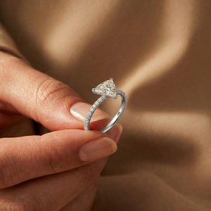 Anillo de compromiso de moissanita de corte trillón de 1 quilate, joyería de plata 925, regalo sorpresa para fiestas, gran oferta - Product Image 3