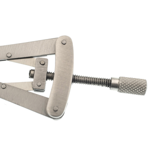 เครื่องมือผ่าตัดแบบยึดติดด้วยตัวเอง Alm Self-Retaining Retractor ขนาด 2-3/4 นิ้ว 4×4 ฟัน ปลายทู่ ทำจากเหล็กกล้าไร้สนิม - Product Image 5