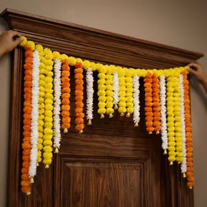 Guirlande traditionnelle de fleurs de souci jaunes, oranges et blanches avec clochettes dorées pour la décoration de porte, idéale pour les mariages, les festivals et l'entrée de la maison. - Product Image 3