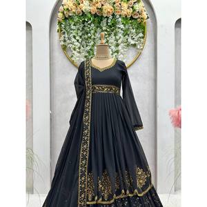 Vestido de Fiesta Africano y Dupatta con Bordado de Hilo y Lentejuelas - Product Image 2