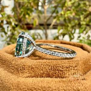 แหวนหมั้นมอยส์ซาไนต์สีฟ้าซีแยนทรงโปรตุเกส 7.50 กะรัต ประกายระยิบระยับ แหวนวงแหวนล้อมเพชรแบบซ่อน แหวนแต่งงานแบบ Eternity Pave - Product Image 5