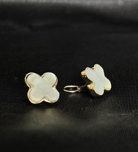 Boucles d'oreilles clous trèfle en or 14 carats Sarvottam avec nacre, bijoux raffinés pour femmes et jeunes filles, à porter au quotidien - Product Image 2