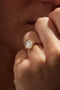 Anillo de Compromiso con Diamante Ovalado Cultivado en Laboratorio, Engaste de Oro Amarillo de 14K, Certificado IGI, 2 CT - Product Image 5