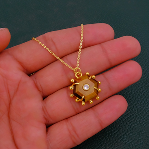 Collar con Colgante de Piedra Ojo de Tigre - Joyería Hecha a Mano en Latón Chapado en Oro - Product Image 4