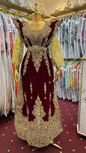 Robe de mariée traditionnelle Fergani brodée or bordeaux foncé pour femme, longueur ras du sol, en crêpe banane, coupe classique extensible - Product Image 3