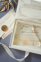 Boîte d'invitation de mariage en velours de luxe avec illustration personnalisée du lieu et monogramme en feuille d'or