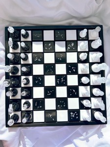 Jeu d'échecs de luxe artisanal en résine noire et blanche, décoration d'intérieur, style artistique, collection d'objets décoratifs - Product Image 1