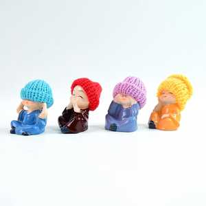 Ensemble de 4 chapeaux de paille traditionnels décoratifs en résine ornés de moine et de bouddha. - Product Image 3