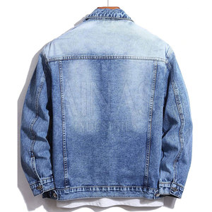 แจ็คเก็ตยีนส์ผ้าฝ้ายพรีเมียม 100% สำหรับผู้ชาย พร้อมโลโก้ด้านหน้า บุภายในนุ่ม อุ่นสบาย และดีไซน์สตรีทแวร์สุดเทรนดี้ - Product Image 2