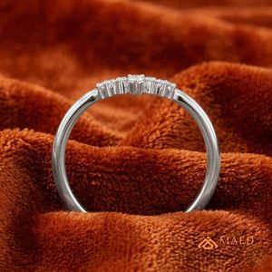 Anillo de Boda de Lujo en Plata de Ley 925 con Moissanita en Forma de V y Engaste de Garras para Mujer, Artesanía Gujarati, Aniversario Nupcial - Product Image 2