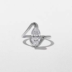 Bague de fiançailles solitaire en or plaqué 14 carats avec diamant de laboratoire marquise de 2 carats, certifié GIA, couleur E, pureté VVS, et bande torsadée moderne en forme de vague - Product Image 6