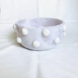Cuenco de resina blanca hecho a mano con borde negro brillante, recipiente decorativo para servir en el hogar - Product Image 5