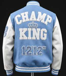 Veste universitaire bleu clair pour homme avec broderie de lettres blanches sur le devant, coupe classique - Product Image 6