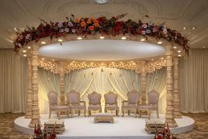 Mandap Redondo de Madera para Bodas Indias Gujarati, Decoración Moderna y Lujosa con Estatua Floral de Ganesha, EE. UU. - Product Image 5