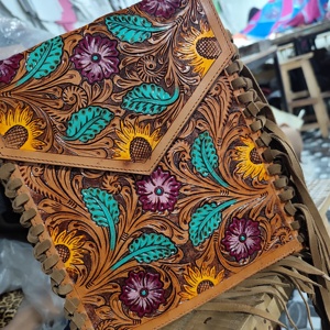 Bolso Bandolera de Cuero Genuino Estilo Bohemio Occidental, Nuevo Bolso de Cuero Repujado con Borla y Cremallera de Flores, Portátil para Otoño - Product Image 1