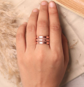 Bague en or rose finition polie motif gravé empilable bijoux unisexe pour usage quotidien - Product Image 1