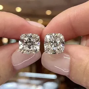Pendientes de Diamante Cultivado en Laboratorio con Certificación IGI, Corte Cojín de 4 Quilates, VS1, Oro Blanco de 14K - Product Image 4