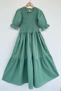 Robe longue en coton smocké vert sauge pour femme, manches bouffantes, à volants, couleur unie, tenue d'été pour les vacances, vente en gros - Product Image 1