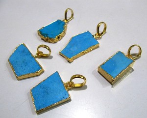 Pendentif en turquoise naturelle de haute qualité, forme libre, magnésite, boucle simple avec bord électroplaqué or, environ 1 pouce - Product Image 3