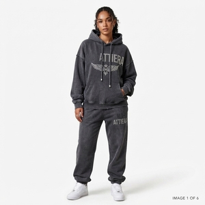 Conjunto de Sudadera con Capucha y Pantalones Jogger Personalizado en Gris Carbón con Pedrería, de Algodón y Felpa, Estilo Urbano Oversize, Venta al por Mayor OEM - Product Image 1