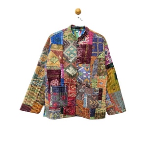 Veste réversible en patchwork de soie vintage tendance faite à la main, col en V, matelassée Kantha, pour femmes, en coton respirant et écologique - Product Image 1