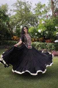 Conjunto Indio-Pakistaní Negro Bordado con Falda Plisada y Fruncida, Vestido Tradicional para Bodas y Festivales - Product Image 3