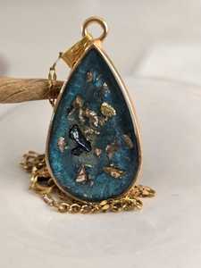 Collar Relicario del Océano Místico |   Colgante de Resina Azul Intenso |   Cadena de Serpiente con Cuentas para Mujer |   Joyería de Moda Hecha a Mano para Bodas y Fiestas - Product Image 4