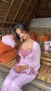 ชุดคุर्ตาปักลายสีชมพูดีไซเนอร์ พร้อมกางเกงปาลาซโซ |   ชุดทำงานลายดอกไม้สไตล์ชาติพันธุ์สำหรับผู้หญิง |   ชุดงานเลี้ยงเทศกาล - Product Image 3