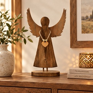 Figura de Ángel de Madera Hecha a Mano con Colgante de Corazón, Decoración Rústica Navideña para el Hogar, Adorno de Mesa Interior - Product Image 3
