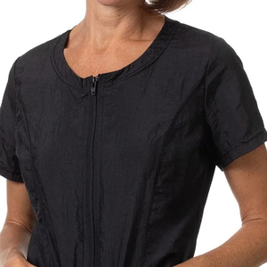 เสื้อคลุมสำหรับร้านเสริมสวย รุ่นใหม่ล่าสุด ปี 2026 ดีไซน์โดดเด่น ผ้ากันน้ำ ทนทาน ขายส่ง รับผลิตแบรนด์ตามสั่ง - Product Image 3
