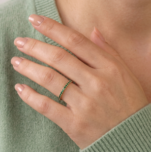 Bague d'éternité personnalisée en or 14 carats avec pierres vertes émeraude taille brillant rond, sertissage micro-pavé, bagues de fiançailles - Product Image 6