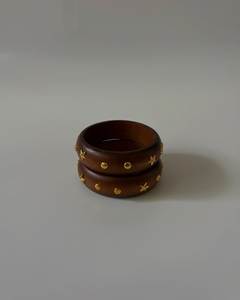 Ensemble de bracelets en bois de luxe, comprenant des bracelets artisanaux durables de formes variées, ornés de copeaux de laiton, en bois artisanal de qualité supérieure - Product Image 3