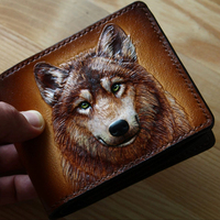Cartera Bifold Corta de Cuero Genuino Hecha a Mano con Grabado de Cara de Lobo, Estilo Vintage para Hombre, Color Marrón Oscuro, Cierre Plegable, Diseño con Estampado Animal
