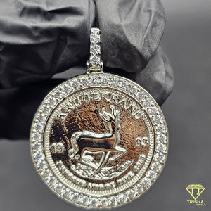 Collar de Lujo con Colgante de Antílope y Moneda Krugerrand, Bisel de Diamantes Iced Out, Pieza de Diseño de Alta Definición Inspirada en Diseñadores - Product Image 2