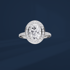 Anillo de Compromiso de Platino PT950 para Mujer con Diamante de Corte Ovalado, Halo y Diamantes Laterales, Estilo Clásico, Diamante Certificado por IGI - Product Image 2