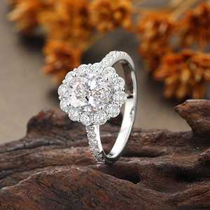 Bague de fiançailles et de mariage ovale en or massif 9K plaqué rhodium avec halo de diamants sertis à griffes pour femme - Product Image 4