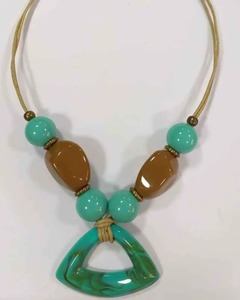 Collier artisanal en résine perlée, mettant en valeur l'art et l'artisanat grâce à des matériaux de qualité supérieure, adapté aux fêtes, au bureau et aux tenues décontractées. - Product Image 3